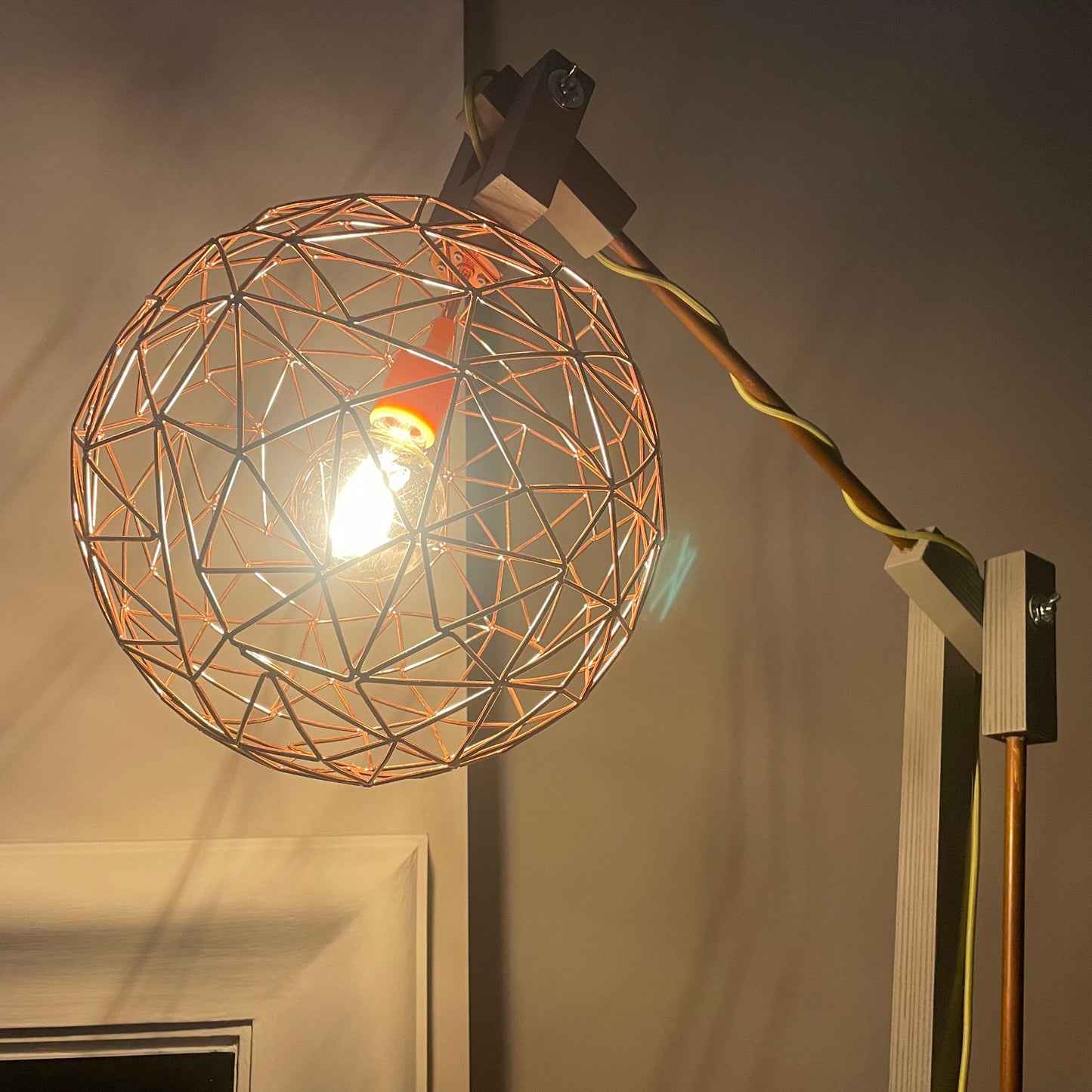 Op maat gemaakte grijze houten vloerlamp met koperkleurige kop