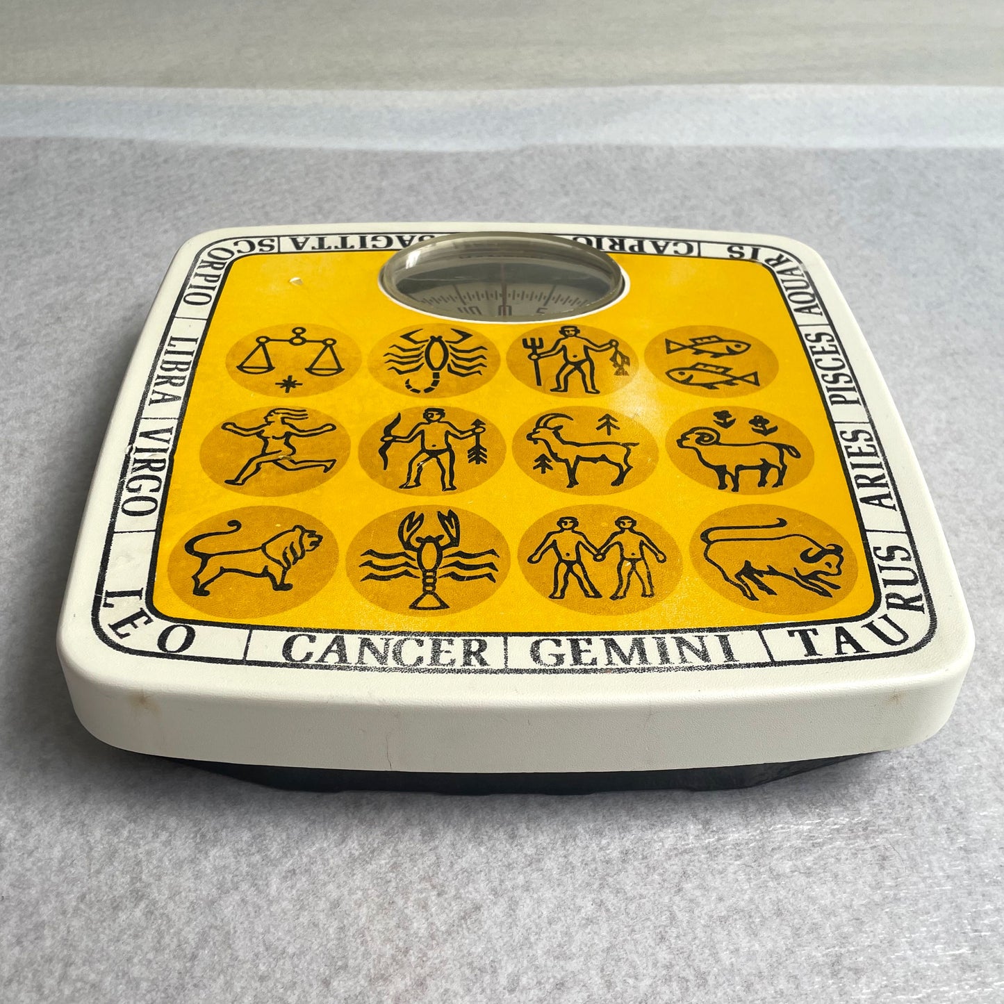 Vintage jaren 70 astrologie horoscoop geel-witte weegschaal