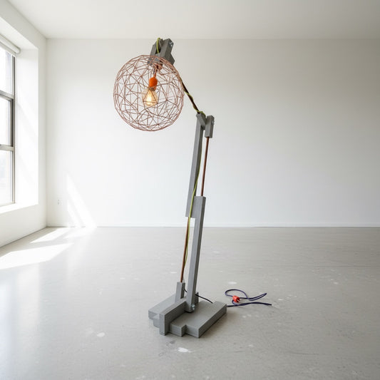 Op maat gemaakte grijze houten vloerlamp met koperkleurige kop