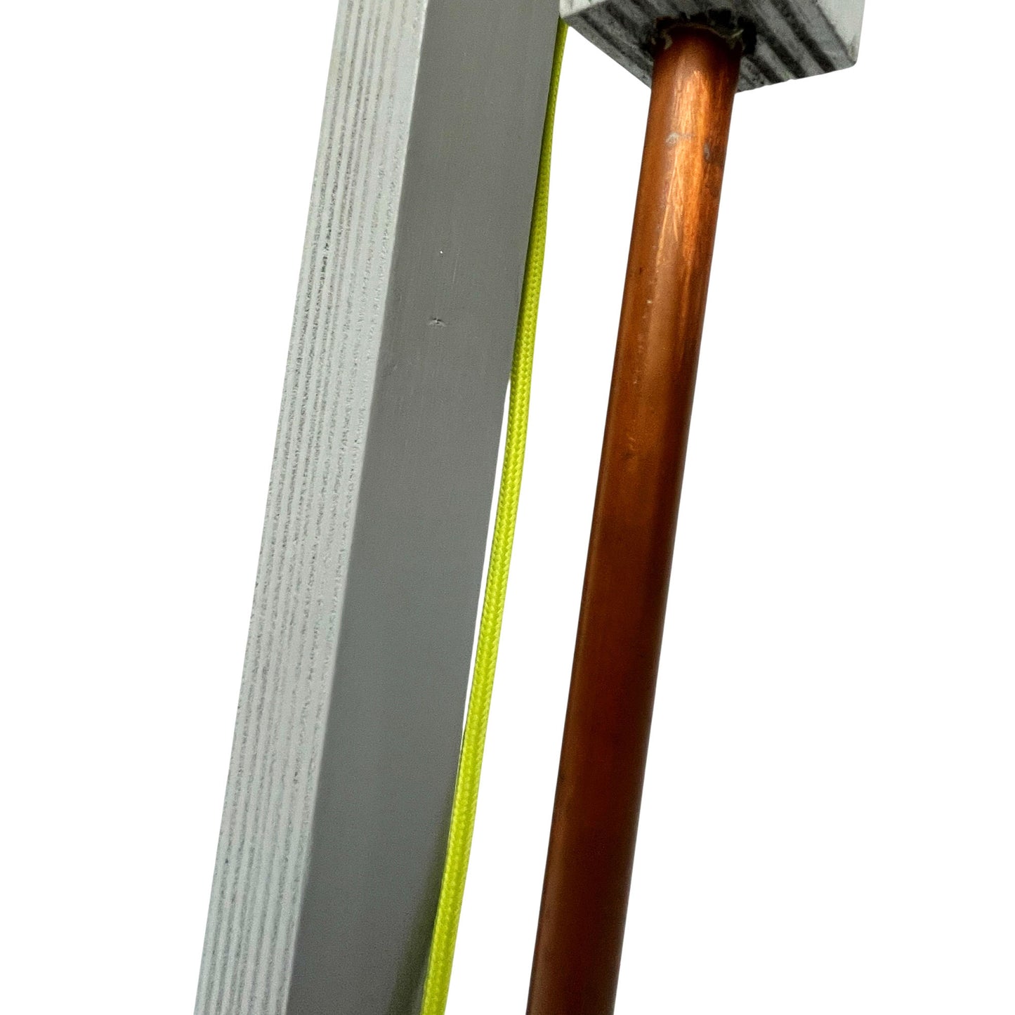 Op maat gemaakte grijze houten vloerlamp met koperkleurige kop