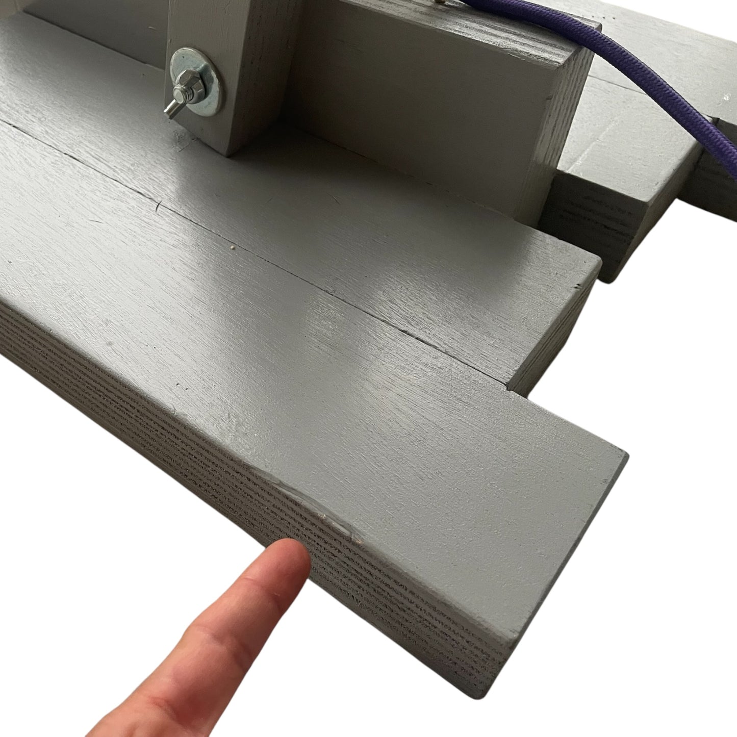 Op maat gemaakte grijze houten vloerlamp met koperkleurige kop