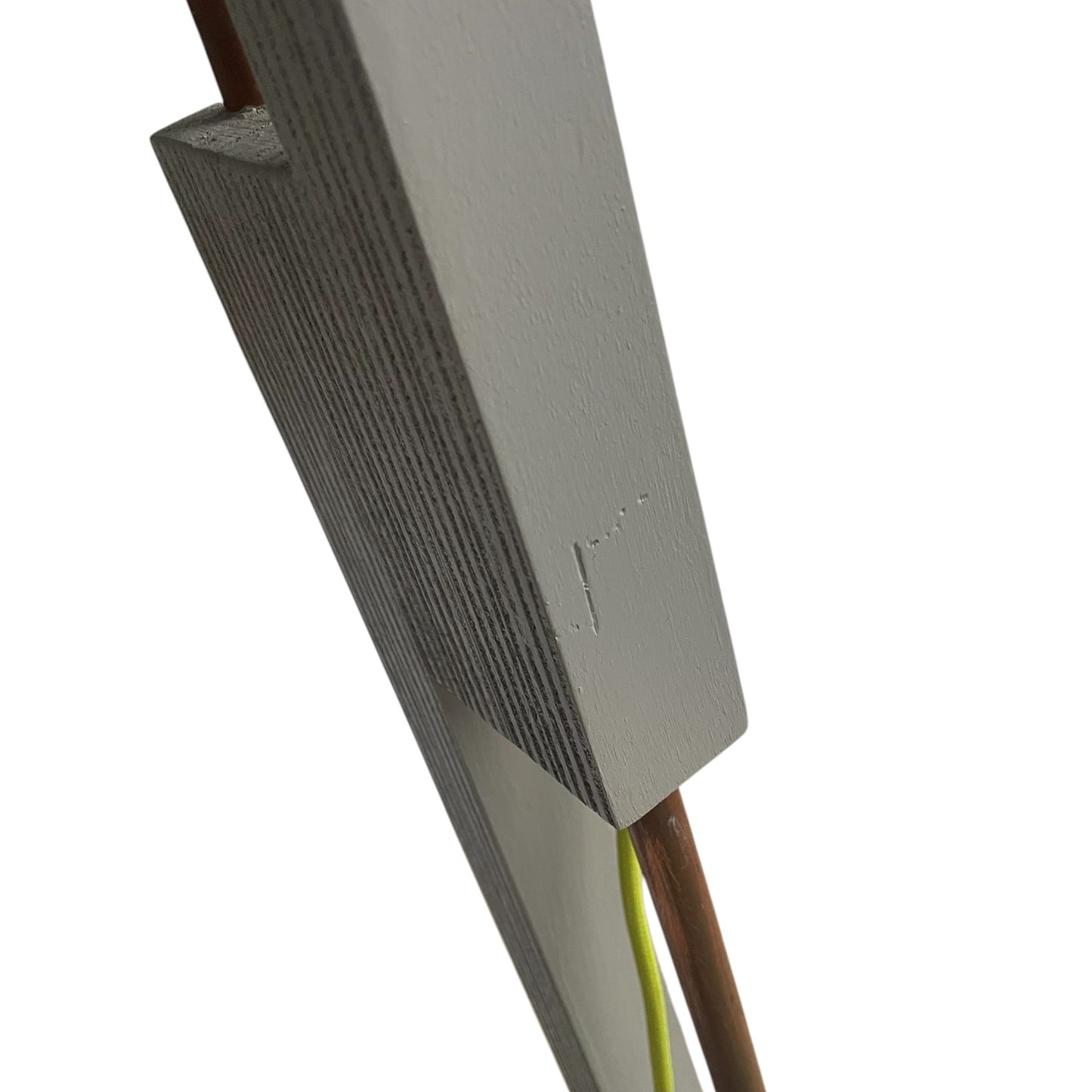 Op maat gemaakte grijze houten vloerlamp met koperkleurige kop