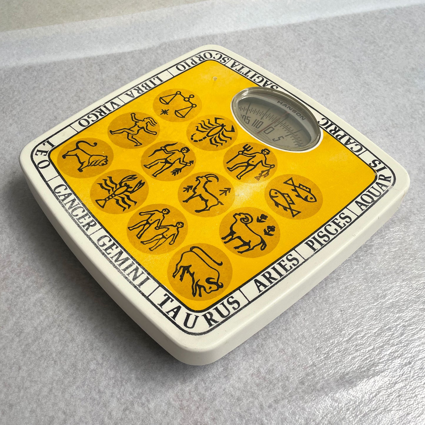 Vintage jaren 70 astrologie horoscoop geel-witte weegschaal